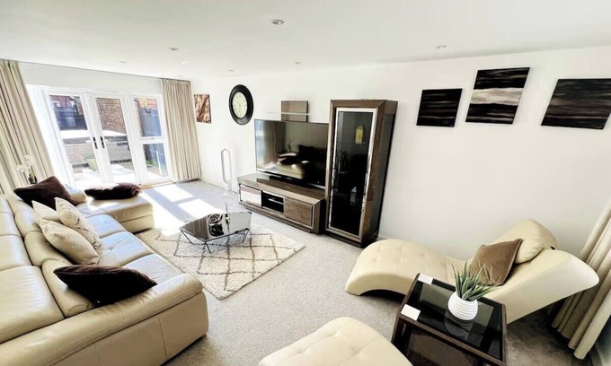Horley House | Horley Hideaway - 4 Bedroom House- Sleeps 7