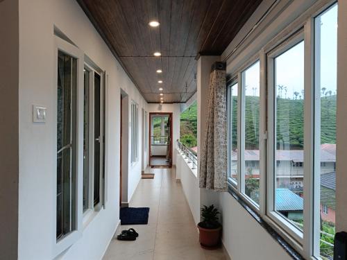 Valparai Bed & Breakfast | Hornbill Castle