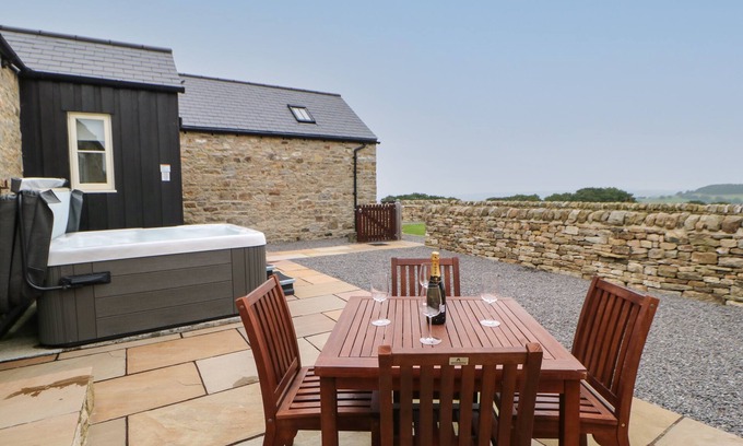 Consett House | HORSLEY COTTAGE, family friendly, with hot tub in Consett
