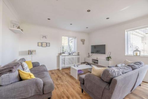 Fifield House | Host & Stay - Meadow Way
