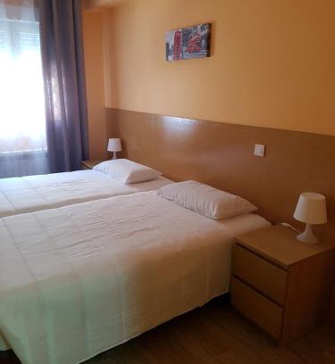 Torres de la Alameda House | Hostal La Pared