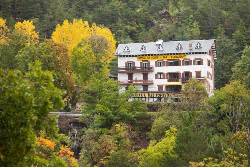 Castellar de N'hug House | Hostal Les Fonts