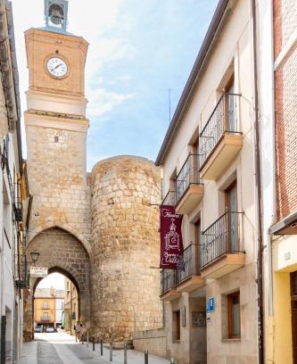 Almazan House | Hostal SIN RECEP24H Puerta de la Villa - Pet friendly & Restaurante