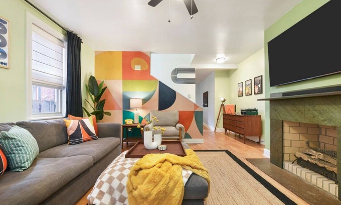East Allegheny House | ★ HostWise Stays ★ Retro-vibes home, just minutes from stadiums!