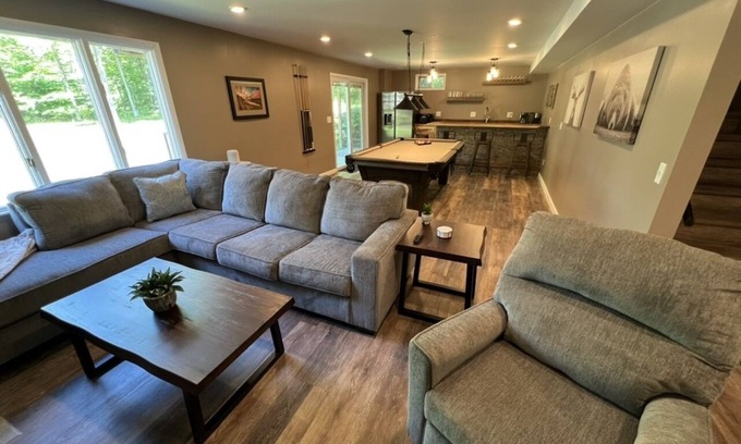 Alanson House | Hot Tub 15 Minutes to Boyne and Nubs!