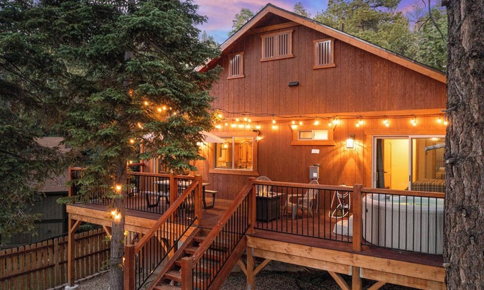 Moonridge Cabin | Hot Tub! 5-STAR LUXURY CABIN w/Vaulted Ceilings & GAME ROOM!