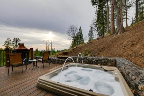Twain Harte House | Hot Tub and Scenic Views Luxury Twain Harte Cabin!