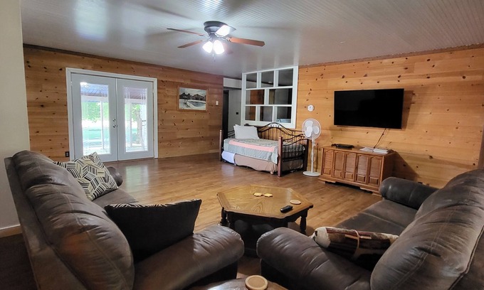 Hardin County House | Hot tub by Garden of the Gods; Shawnee National Forest, Illinois Ozarks