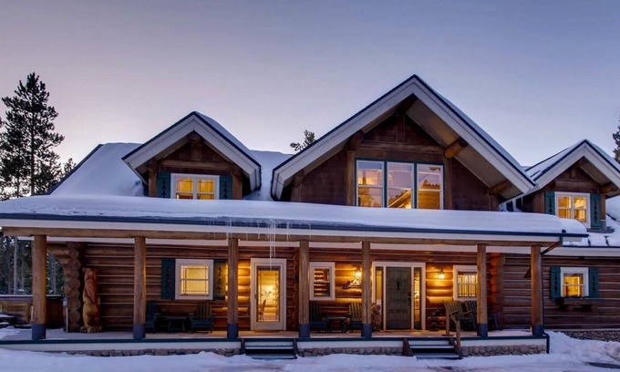 Dunkin Hill House | Hot Tub + Close to Downtown + Mtn Views - Twin Eagles Lodge