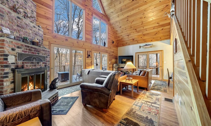 Berkeley Springs Cabin | Hot Tub, Fireplace, Fire Pit, Game Room & More