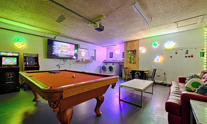 Burleson House | Hot Tub, Gameroom,17 min to Dickies Arena, FirePit!