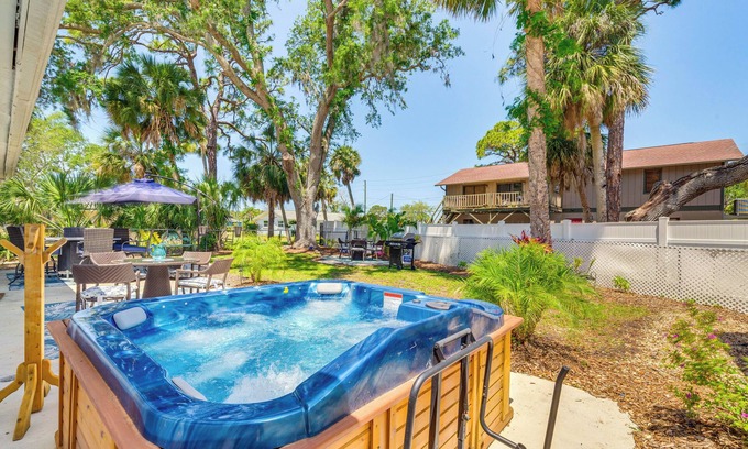 Marthas Vineyard House | Hot Tub & Gas Grill: Port Richey Retreat