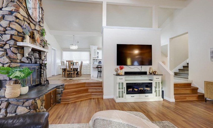 Fairbanks House | Hot Tub Haven Group Getaway in Fairbanks!