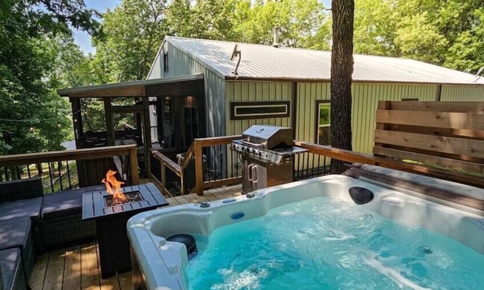 Eureka Springs Apartment | Hot Tub in the Woods, Fire Pit, Pet Friendly