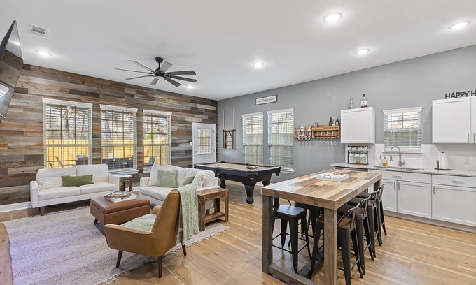Cedar Creek Reservoir House | Hot Tub, Lake Access, Game Room, Fire Pit and much more! "Sunshine & Whiskey"