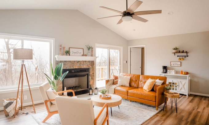Linden Cabin | Hot Tub Mountain View Dog Friendly Modern Chalet