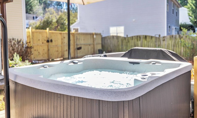 Holly Springs House | HOT TUB! Renovated, Sleeps 6, pets OK! Close to everythingn