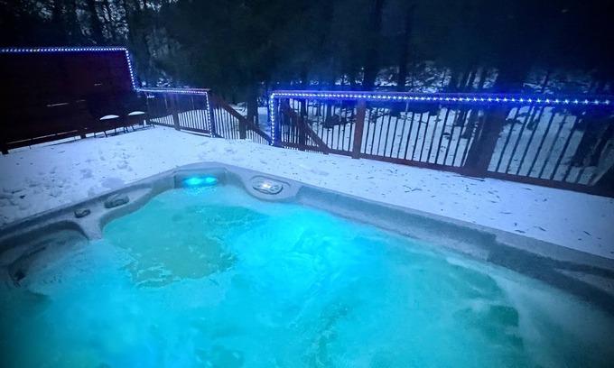 Marmot House | Hot tub, River Front, Mt. Hood, and Relaxation for Friends and Family!