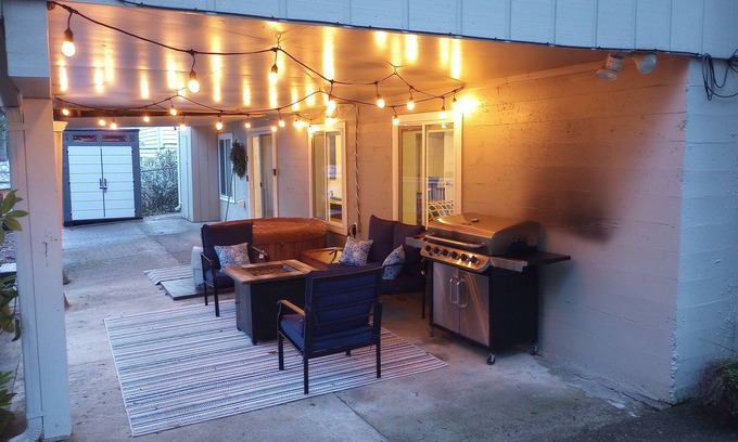 Shelton Apartment | Hot tub, Shuffleboard, 2 Bedroom, Breakfast fixings, Minutes to The Ridge & Golf