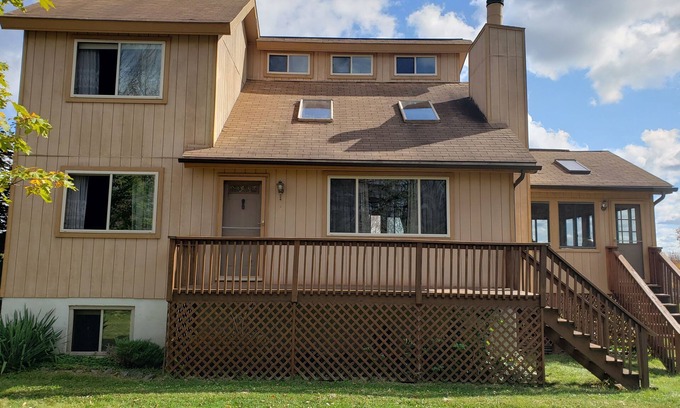 Lake Ariel House | Hot Tub Ski Gulf Luxury in Poconos Amenity Filled 5* Community!