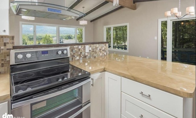 Northeast Anchorage House | Hot Tub Stunning Mountain Views 2 kitchens 4 bedroom 2 bathroom