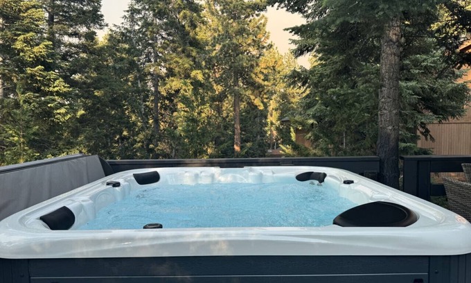 Big Bear Lake Cabin | Hot Tub, Walk to Slopes, Golf, Zoo, Pet Friendly Cozy Cabin Sleeps 5