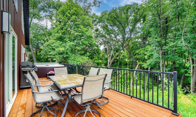 Pella Cabin | Hot Tub, Water Access: Cabin Near Lake Red Rock!