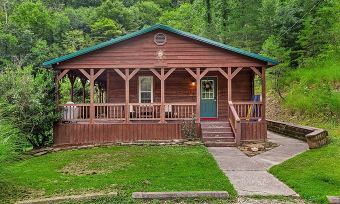 Stanton Cabin | Hot Tub, WiFi, Pet-Friendly - Family Cabin - Sundance - Red River Gorge, Kentucky!