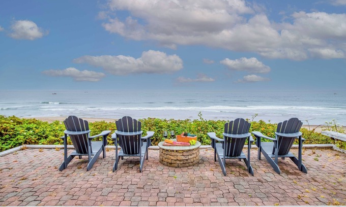 Lincoln Beach Condo | Hot Tub, Wireless Internet, Dogs OK, Great Patio with Full Beach and Ocean View