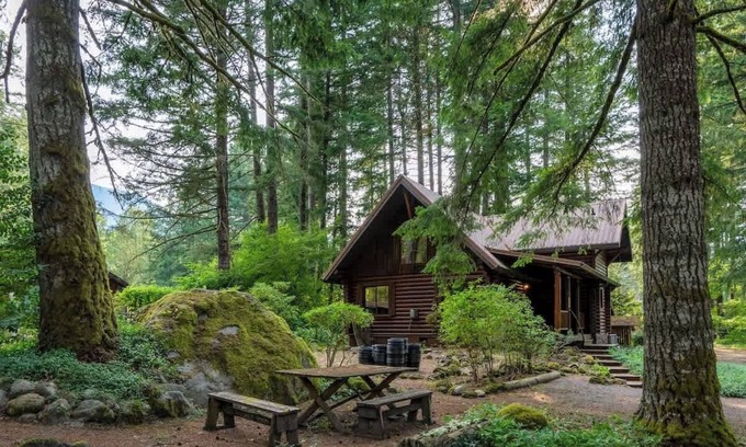 Welches Cabin | Hot Tubs Retro Airstreams Log Cabin Compound