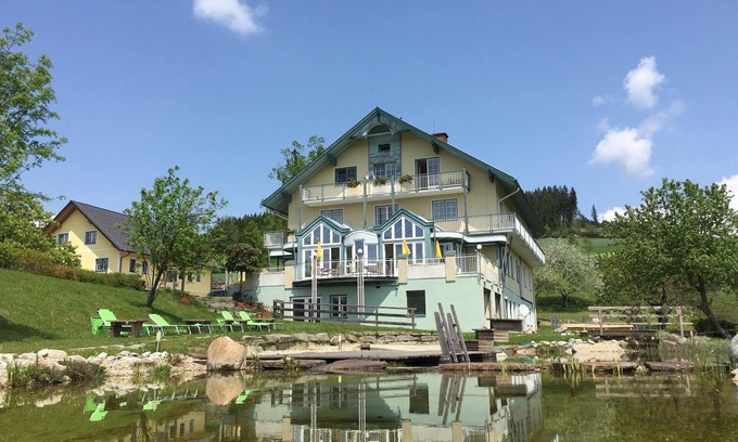 Sankt Jakob im Walde House | Hotel apartment, shower and bathtub, pool side - Das Leitner