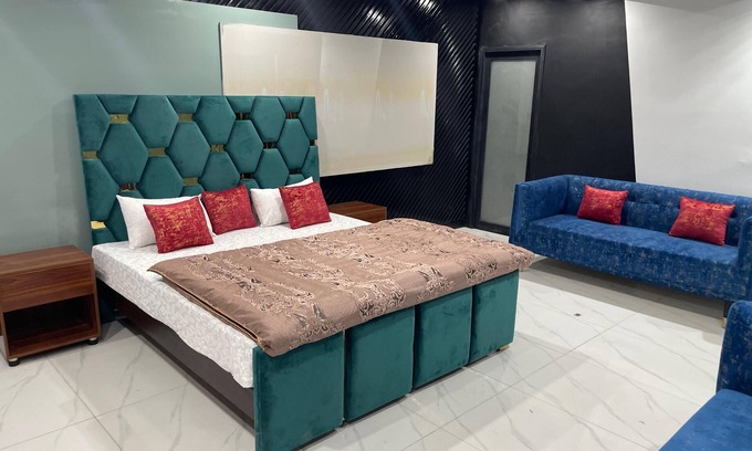 Gujrat Hotel | HOTEL HOLIDAY INN GUJRAT stay with provide 100 privacy and safety