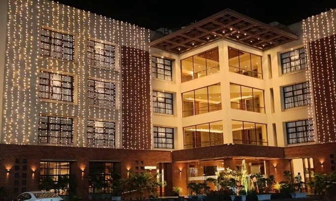 Sinor Hotel | Hotel The Pramukh by Shivalaya Darshanam