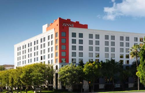 Santa Ana Hotel | Hotel Zessa Orange County Airport, a DoubleTree by Hilton
