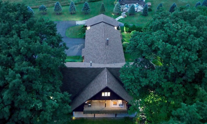 Scottsburg House | HotTub, FirePit & Deck Accs St .Parks!