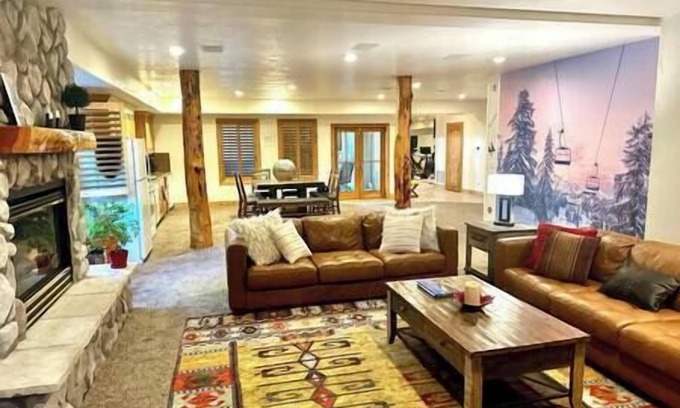 Murray House | HotTub, Gym, Close to Everything
