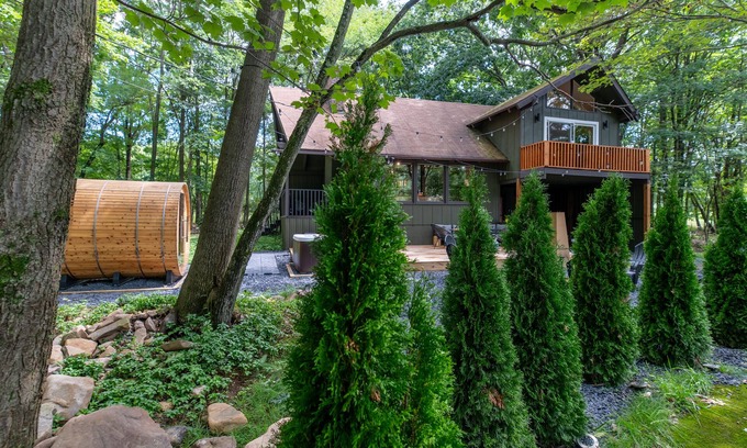 Pocono Summit Ski Chalet | HotTub Sauna BBQ Fireplace close to Kalahari and Camelback