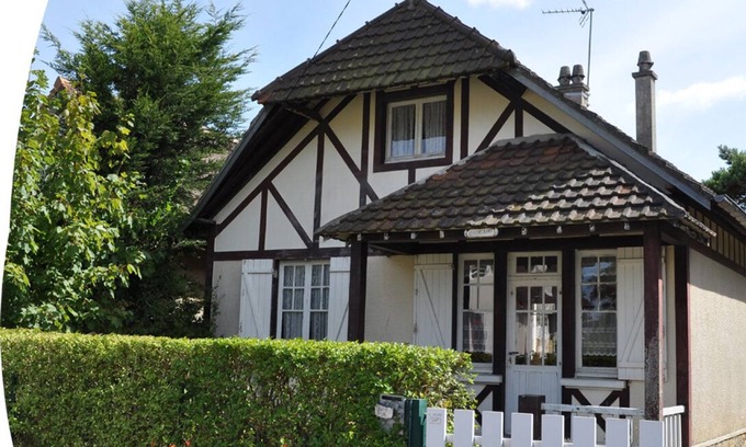 Merville-Franceville-Plage House | House with 3 Bedrooms, Garden in Normandy 300 m From Merville Franceville Beach.