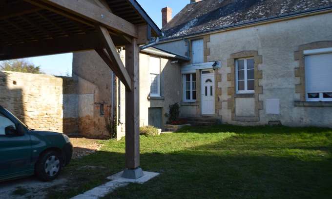 La Chatre House | House : 100m²(meublé de tourisme:3 *), 200m from center .4G. Enclosed courtyard:200m
