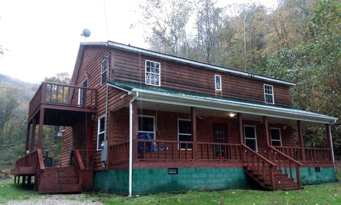 Fort Gay House | House ∙ 4 bedrooms ∙ 16 guests