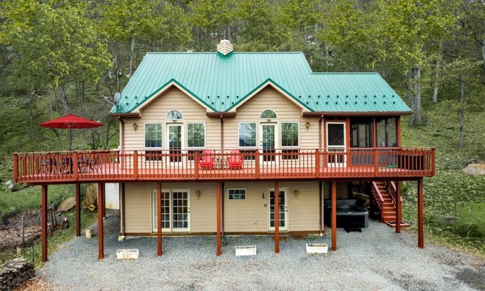 Berkeley Springs House | House ∙ 5 bedrooms ∙ 13 guests