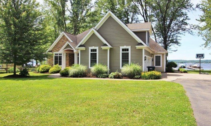Mayville House | House ∙ 6 bedrooms ∙ 22 guests