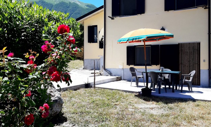 Castelli House | HOUSE AT THE FOOT OF THE WOOD OF MONTE CAMICIA