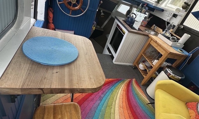 Hampton Wick Boat Rental | House Boat Experience! Cozy hip Place With an Amazing View of the River Thames