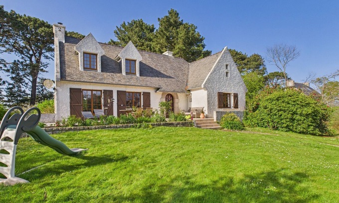 Louannec House | House for 10 with large garden, 250m from the sea