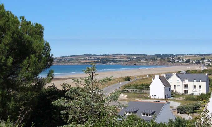 Plomodiern House | House Garden, PLOMODIERN Common locality Lestrevet (Beach)