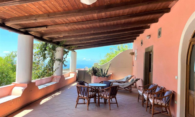 Leni House | House I 10 Puleri, among the malvasia vineyards