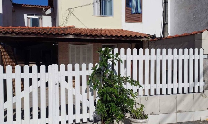 Palmeiras House | House in a condominium close to the shopping mall and in front of the lake in Cabo Frio.