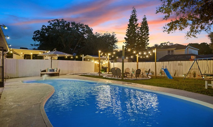 Lake Magdalene House | House in Tampa with Pool sleeps 10 Pet Friendly.