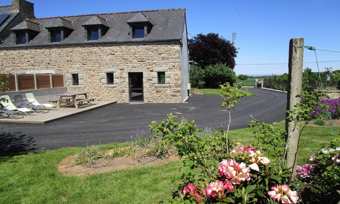 Lanhouarneau House | house in the countryside, 12 kms from the sea